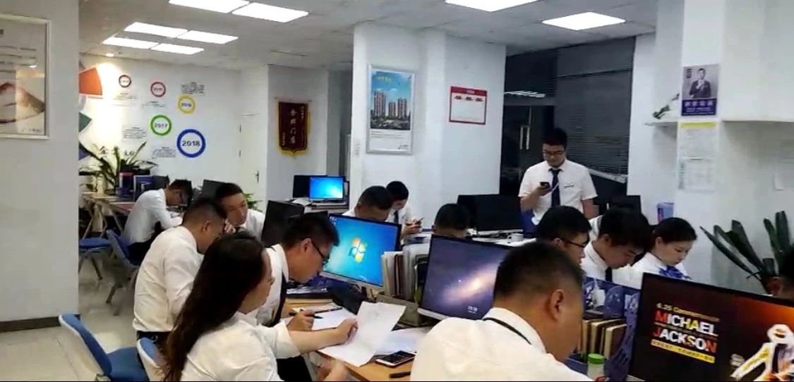 深夜十點(diǎn)的房產(chǎn)經(jīng)紀(jì)人在做什么？